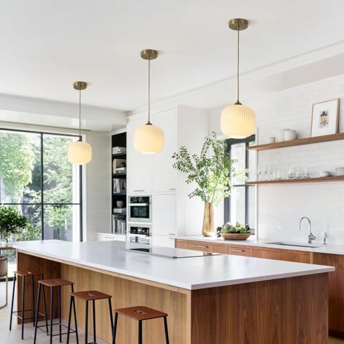 Lustre boule en verre blanc et laiton pour illuminer une cuisine moderne au style nordique