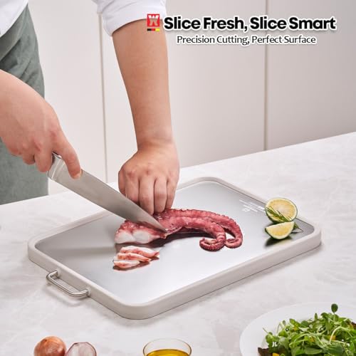 Tabla de Cortar Reversible Wagensteiger de Acero Inoxidable SUS316 con Ranura para Jugos, Borde Antideslizante, Guía de Medición y Mango – Libre de BPA, No Poroso (42 x 29 cm) miniatura 2