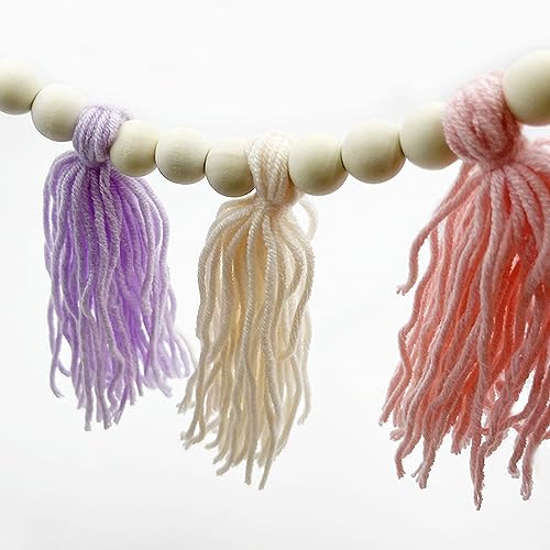 Guirnalda de borlas bohemia con detalles de madera y diseño textil artesanal 8