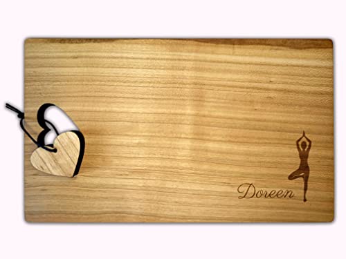 Schneidebrett aus Holz mit Herzausschnitt mit Name graviert (Yoga)