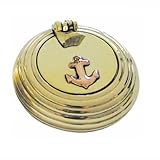 Taschen-Klappaschenbecher aus Messing mit einem Anker verziert. Der Durchmesser beträgt 6 cm. Ideal für unterwegs- handlich und praktisch. Dichter Verschluß sowie mit Zigarettenablage.