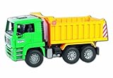 Das kippbare Fahrerhaus des LKW ermöglicht die Sicht auf den Motorblock