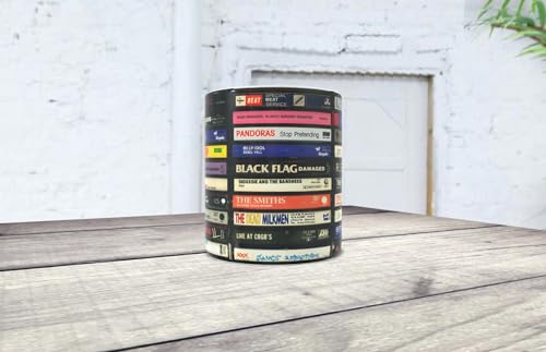 La Huella Taza personalizada vintage con cassettes ochenteros de grupos diversos. Ideal para todos los amantes de las cintas y el rock La Huella Taza personalizada vintage con cassettes ochenteros de grupos diversos. Ideal para todos los amantes de las cintas y el rock