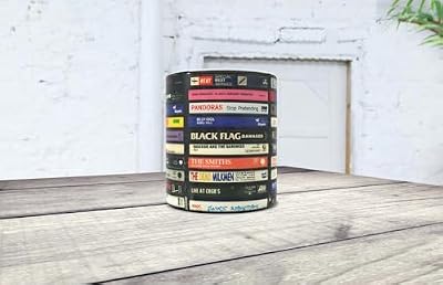 La Huella Taza personalizada vintage con cassettes ochenteros de grupos diversos. Ideal para todos los amantes de las cintas y el rock. | Ya disponible en tu tienda friki favorita! En mundofriki.es! La Huella Taza personalizada vintage con cassettes ochenteros de grupos diversos. Ideal para todos los amantes de las cintas y el rock. | Ya disponible en tu tienda friki favorita! En mundofriki.es!