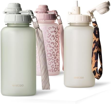 MAMEIDO Trinkflasche mit Strohhalm 1 l (Desert Sage) | auslaufsicher, BPA-frei mit 2-in-1-Sportdeckel, Strohhalm & Trageschlaufe, Wasserflasche mit Zeitmarkierung für Sport, Schule