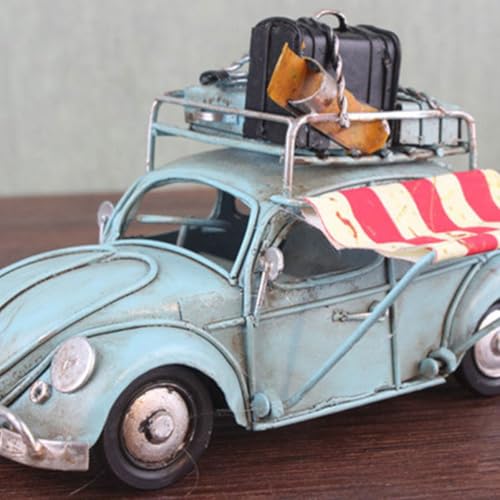 Voiture vintage en fer bleu ciel comme accessoire décoration intérieure