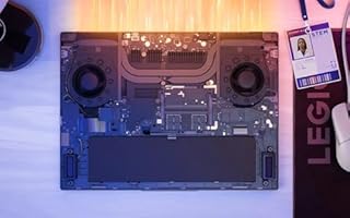 Lenovo Legion 7i Gen 10 Ordinateur portable de jeu de 16" avec processeur Intel Core Ultra 9 275HX, NVIDIA GeForce RTX 5070, WQXGA OLED 500 nits écran non tactile, 32 Go de RAM, 1 To SSD, KYB RVB par