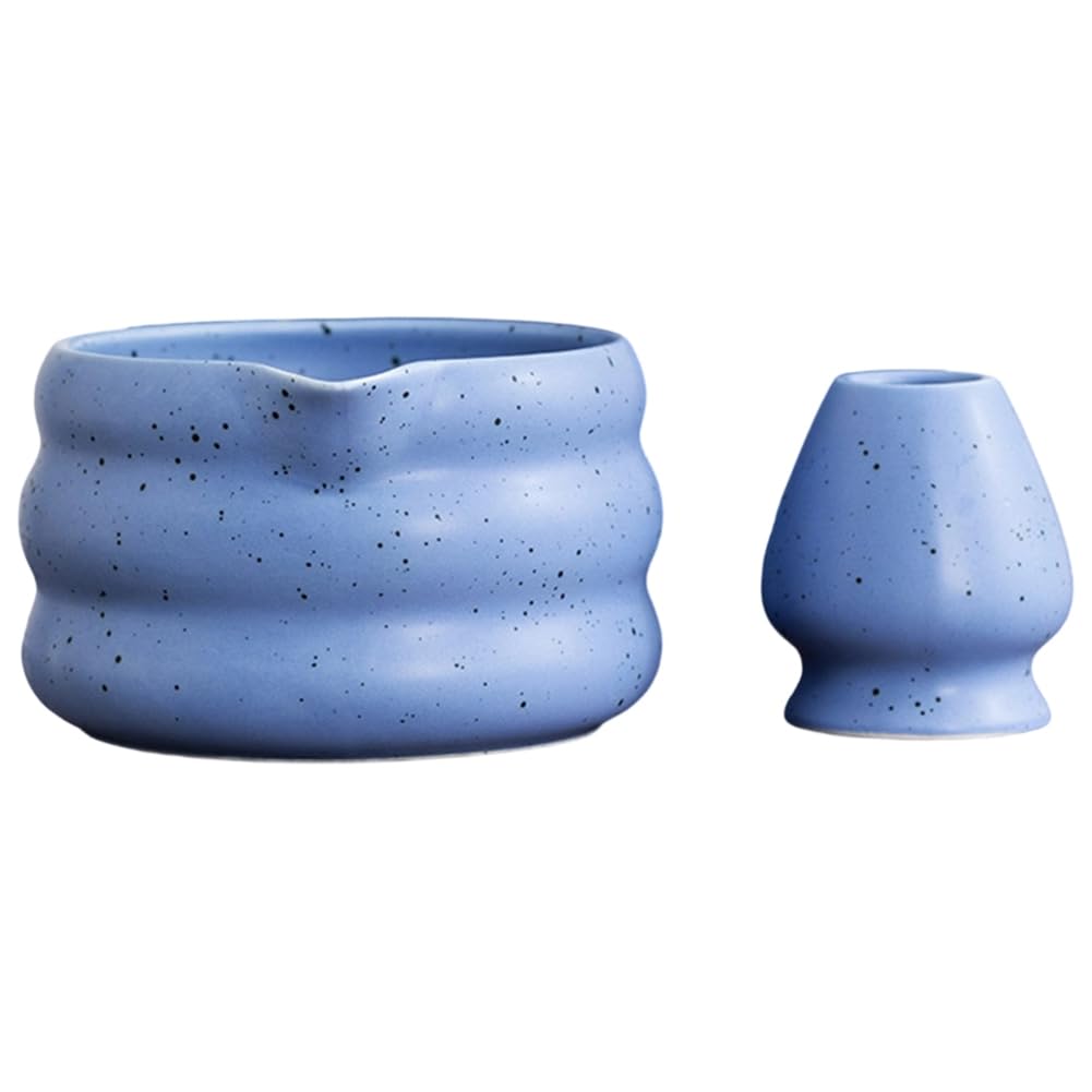 Juego de té matcha ceremonial con cuenco de cerámica y jarra