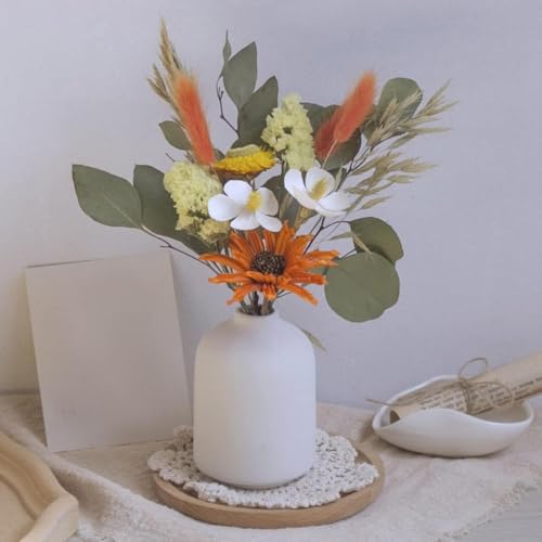 Pequeño ramo decorativo de eucalipto y rosas secas