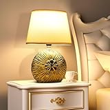 【Stoffschirm】 Ihr stilvoller Stofflampenschirm mildert das Licht, reduziert Blendung und schützt effektiv Ihre Augen. Sie werden auch nach längerem Gebrauch dieser Nachttischlampe keine visuelle Ermüdung spüren. Eine warmweiße Glühbirne gibt ein weiches, angenehmes Licht für eine warme und gemütliche Atmosphäre ab, während eine kaltweiße Glühbirne besser zum Lesen und Arbeiten geeignet ist.