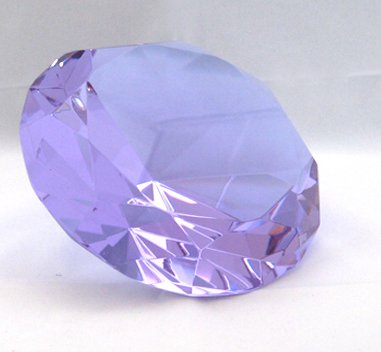 Diamant en verre taillé violet clair 100mm en cristal