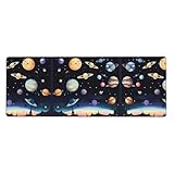 Erleben Sie ultimativen Komfort und Präzision mit dem extra großen Mauspad von WZYWHJ Saturn Jupiter Erddruck mit den Maßen 30,5 x 80 cm. Hergestellt aus 100 % Polyestergewebe, verfügt dieses Mauspad über ein 3 mm Gummi-Pad an der Unterseite für starke Haftung und Haltbarkeit.