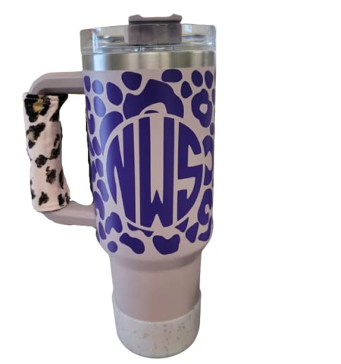 40oz Monogram Cheetah Animal Print Stanley Adventure Quencher Leopard Wrap, boho stylish tumbler, boho decor with monogram initial (blue) disponible en Yaxa Peru