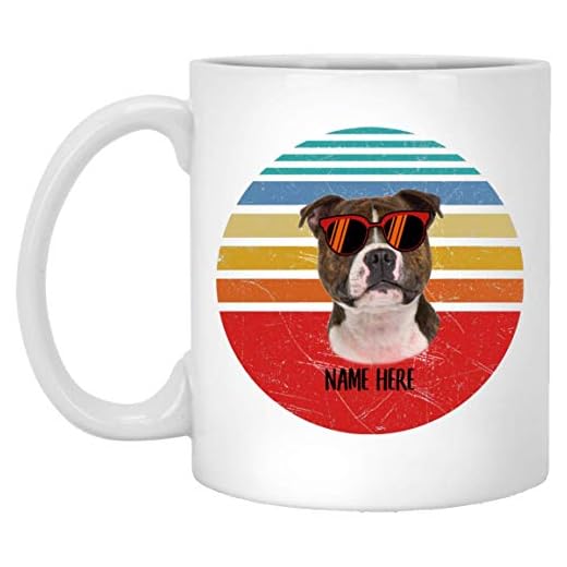 NA Rolig Staffordshire bullterrier tri färg glasögon solnedgång retro personligt namn vit kaffekopp 325 ml