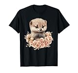 Vous allez adorer ce charmant bébé furet niché dans une couronne de roses roses tendres. Parfait pour tous ceux qui aiment une touche de mignon dans leur vie, ce design capture les cœurs.