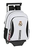 Cuenta con un compartimento principal y un bolsillo exterior.
