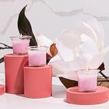 VELAS VOTIVAS PERFUMADAS – TAMAÑO: Nuestras velas tienen 43 mm de diámetro en la base, 61 mm de diámetro en el borde superior y 51 mm de altura. AROMA: Fragancia a magnolia. COLOR: Rosa Claro. MECHA: 100 % de algodón, sin plomo, no tóxica. TIEMPO DE COMBUSTIÓN: 12 horas.