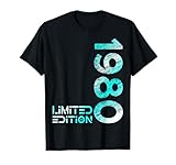 Klassisch geschnitten, doppelt genähter Saum.