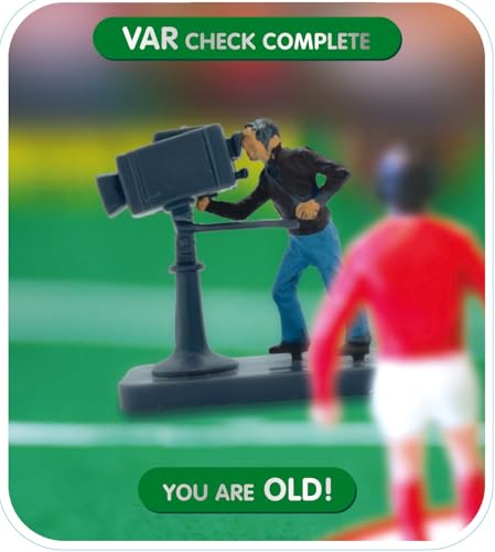 Design autentico: biglietto di compleanno ufficiale Subbuteo con opere d'arte retrò di calcio da tavolo, perfetto per appassionati di sport e collezionisti