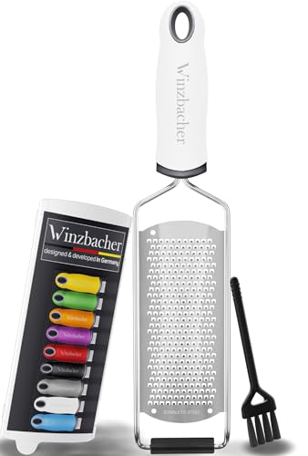 Winzbacher - Premium Zester Reibe I Parmesanreibe, Zitronenreibe, Muskatnuss Reibe, Ingwerreibe u.v.m. I rasiermesserscharfe Edelstahl Klinge I Spülmaschinenfest I inkl. Schụtz & Reinigungsbürste