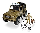 Der Geländewagen mit Freilauf verfügt über eine Vielzahl beweglicher Teile und misst insgesamt eine Länge von 23 cm. Dank der zu öffnenden Türen des Fahrzeugs kann die Actionfigur problemlos hinter dem Steuer Platz nehmen.