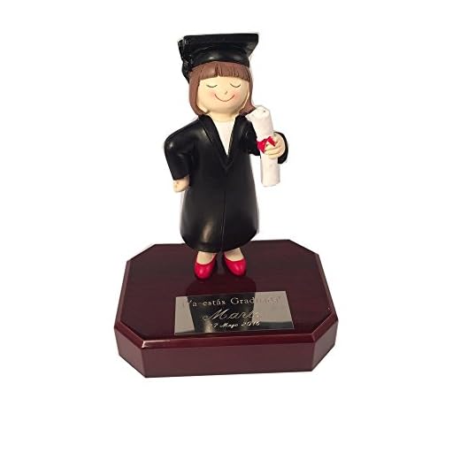 Figura de graduada sobre peana de Madera, con Placa grabada con la dedicatoria Que indiques