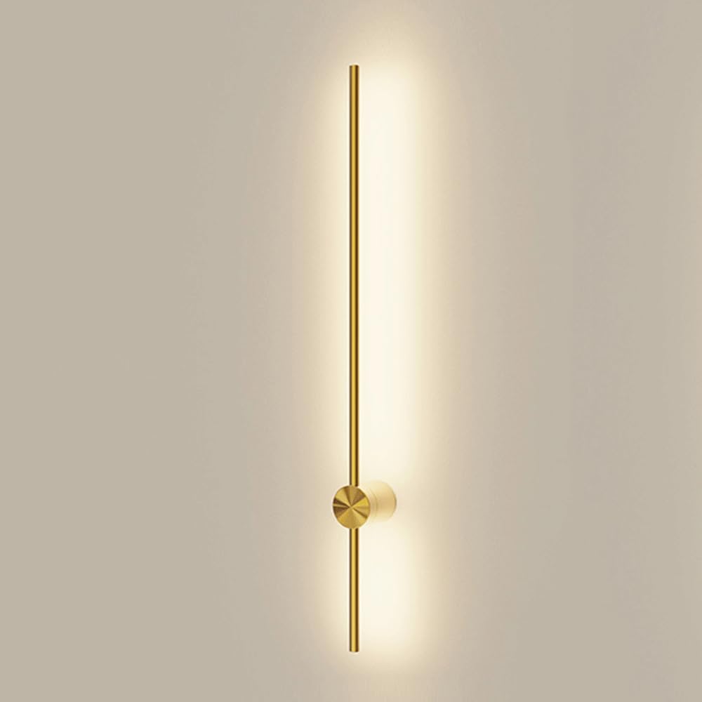 Lámpara de pared lineal de latón moderna para crear un ambiente minimalista en el dormitorio