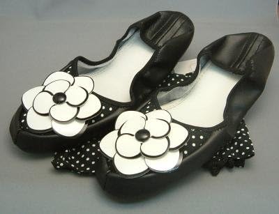 Amazon 白カメリアのモチーフがかわいい携帯スリッパ 巾着袋入り お受験スリッパ ルームシューズ 入学式 卒業式 お教室 おしゃれ 室内履き かわいい もこもこ カメリア ノーブランド品 スリッパ 通販