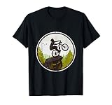 Ciclista de montaña hace caballito sobre roca con logotipo Camiseta