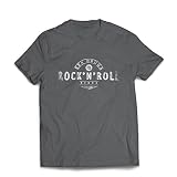 ENCAJAN COMO UN GUANTE - Estamos en Europa, y las camisas vienen en tallas europeas. Nuestros tees son un ajuste regular. Pida una camisa más grande si está entre tallas. Nuestras camisetas te quedarán muy bien. En las prendas no blancas, puede haber un ligero residuo del líquido de pretratamiento utilizado en el proceso de impresión. Esto es completamente normal y se elimina con el primer lavado. También ofrecemos camisas de manga larga, chalecos y sudaderas con capucha.