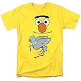 Impreso en los Estados Unidos: disfruta de la calidad inigualable de nuestras camisetas gráficas impresas en Estados Unidos. Fabricada en nuestras instalaciones de vanguardia con sede en Estados Unidos, cada camisa es un testimonio del arte y meticulosamente impresa en 100% algodón. Disfruta de una obra maestra lavable a máquina que combina a la perfección estilo y comodidad. Eleva tu armario con la excelencia de la cultura pop