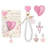 Design plein d'amour & de joie: Ce set d'accessoires exquis ajoute une touche personnelle et élégante à votre Kindle. Il combine une chaîne de perles élégante, des capuchons anti-poussière charmants et un support en forme de cœur scintillant. Un design doux qui embellit chaque moment de lecture et transforme votre liseuse en pièce unique, rendant la lecture encore plus agréable