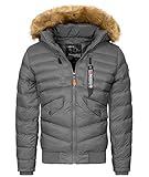 Die Winterjacke ist mit einem Regular Fit schnitt ausgestattet, bei diesem Schnitt kann sich der Körper unter dem Stoff frei bewegen, ohne dass der Stoff am Körper klebt. Das Obermaterial besteht aus einem hochwertigen Polyamid-Material, das wasserabweisend ist und dazu super warm hält. Dazu kommt, dass die Jacke eine große Kapuze mit XXL-Kunstfellkragen hat.