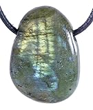 Tropfenanhänger aus schimmerndem Labradorit. Im Licht schimmert der Stein leicht bis stark in grünlich bis bläulichen Farbtönen