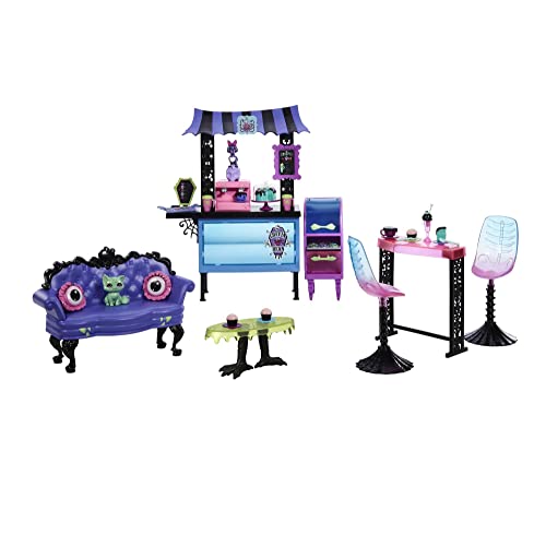 Azzanna un boccone con cinque mostramiche! Il playset Caffè Post Mortem è il posto preferito da tutti gli studenti della Monster High per una dolce pausa. Bambole non incluse.