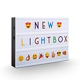 Die LED Leuchttafel leuchtet in einem Tageslichtweiß und bietet durch 220 verschiedene Buchstaben in schwarz und bunt, mit Sonderzeichen und Zahlen 1-9, 82 Symbole und Emojis, 4 Schriftzügen (Frohe Weihnachten, Halloween, Valentinstag und Geburtstag) viel Freiraum für Ihre kreativen DIY- Ideen zur Dekoration