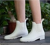 Wenn die Regenstiefel während des Transports abgeflacht oder deformiert werden, gießen Sie das kochende Wasser in die Schuhe und stellen Sie die ursprünglichen Regenschuhe wieder her. Es kann desodorieren und desinfizieren.