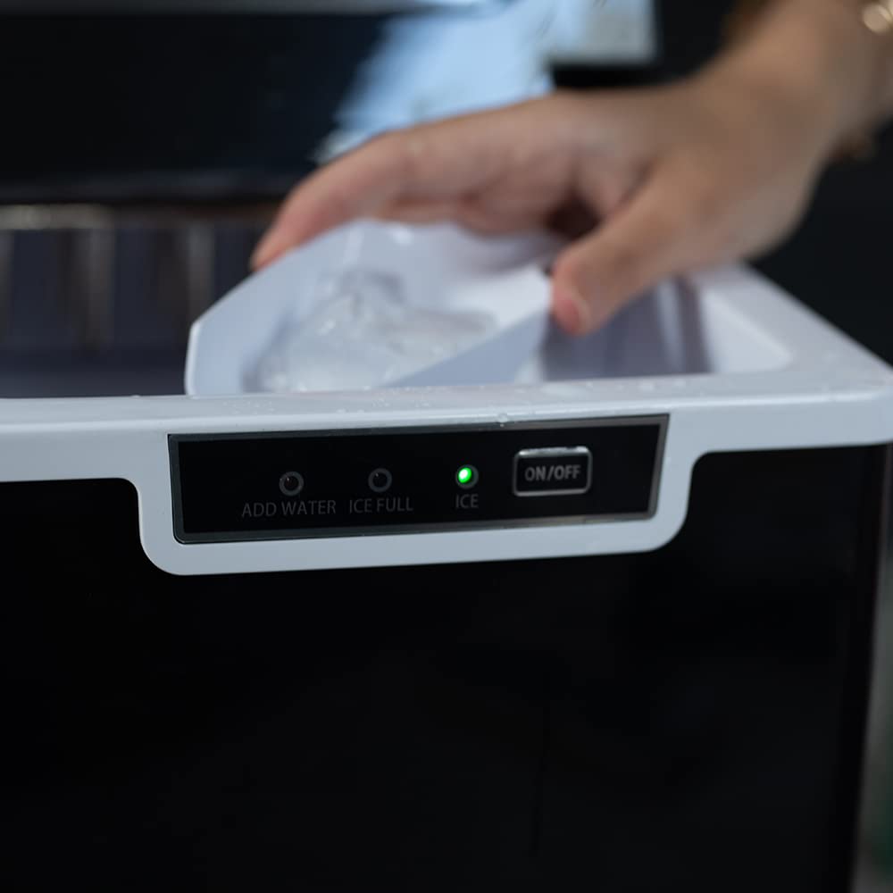 Ice basket with scoop and ice cubes