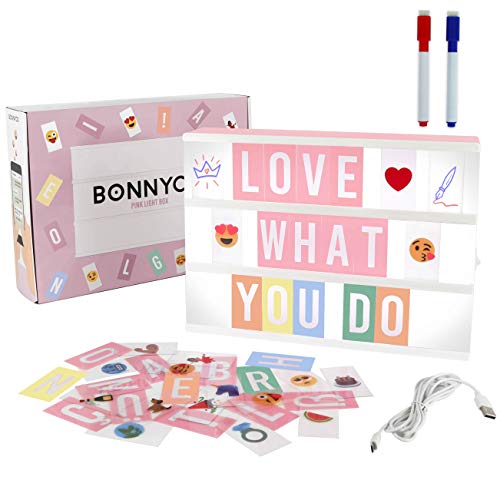 Light Box Rosa A4 mit 300 Buchstaben, Emojis, 2 Stifte, USB - BONNYCO | Ä Ö Ü ß | Pink Led Lightbox Buchstaben Geschenk für Frauen, Mädchen | Lichtbox mit Buchstaben Schlafzimmer Wohnzimmer Deko