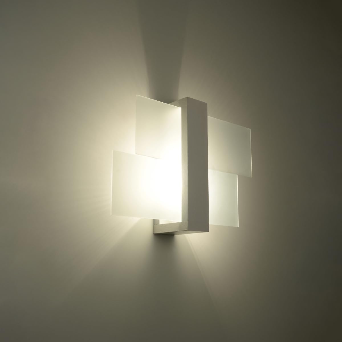 SOLLUX lighting Feniks 1 Lampada da parete | Elegante alloggiamento in legno + combinazione di paralume in vetro | Lampadina E27 sostituibile, 1 x 60 W | Bianco, 43 x 12 x 30 cm