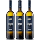 VITICULTURA UBICACIÓN: RÍAS BAIXAS, NOROESTE DE ESPAÑA TOPOGRAFÍA: Ondulaciones moderadas ALTITUD SOBRE EL NIVEL DEL MAR: 250 m CLIMA: Marítimo y húmedo TIPO DE SUELO: Arenoso-calizo sobre lecho de roca granítica VARIEDAD: Albariño CEPAS POR HECTÁREA: 1.500 EDAD DE LAS CEPAS: 25 años TIPO DE PODA: Pérgola ABONADO: Estiércol de oveja CARGA POR PLANTA: 3,5 Kg ÉPOCA DE VENDIMIA: 1 de octubre aprox. VENDIMIA 2018 Fresca y húmeda, con grandes diferencias de maduración entre zonas y fincas.