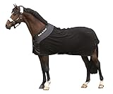 Diese besonders atmungsaktive Decke besteht aus einem Fleece aus Polyester und einer Innenseite aus Polypropylen mit eingeschmolzenen Keramikpartikeln. Die Fleecedecke Supreme ist ideal für den Einsatz vor und nach dem Training oder beim Transport. Da sie atmungsaktiv ist, eignet sie sich sehr gut um das Pferd an kalten Tagen, insbesondere nach der Arbeit, warm zu halten. Auch an wärmeren Tagen kann die Decke zum Aufwärmen oder Abschwitzen verwendet werden. Sie ist mit abnehmbaren Kreuzgurten, einem Schweiflatz und einem Schweifreimen ausgestattet.