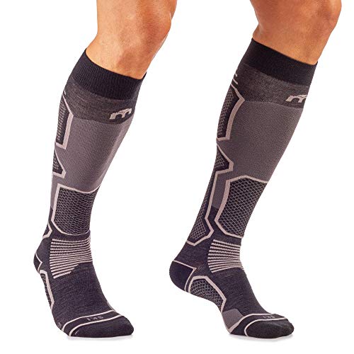 CARATTERISTICHE TECNICHE Maglia in poliammide + lana + fibra LYCRA. Cucitura piatta invisibile anti-frizione. Rinforzi anatomici L+R. Inserti di protezione frontali. Fasce elastiche alla caviglia e nell'arco plantare