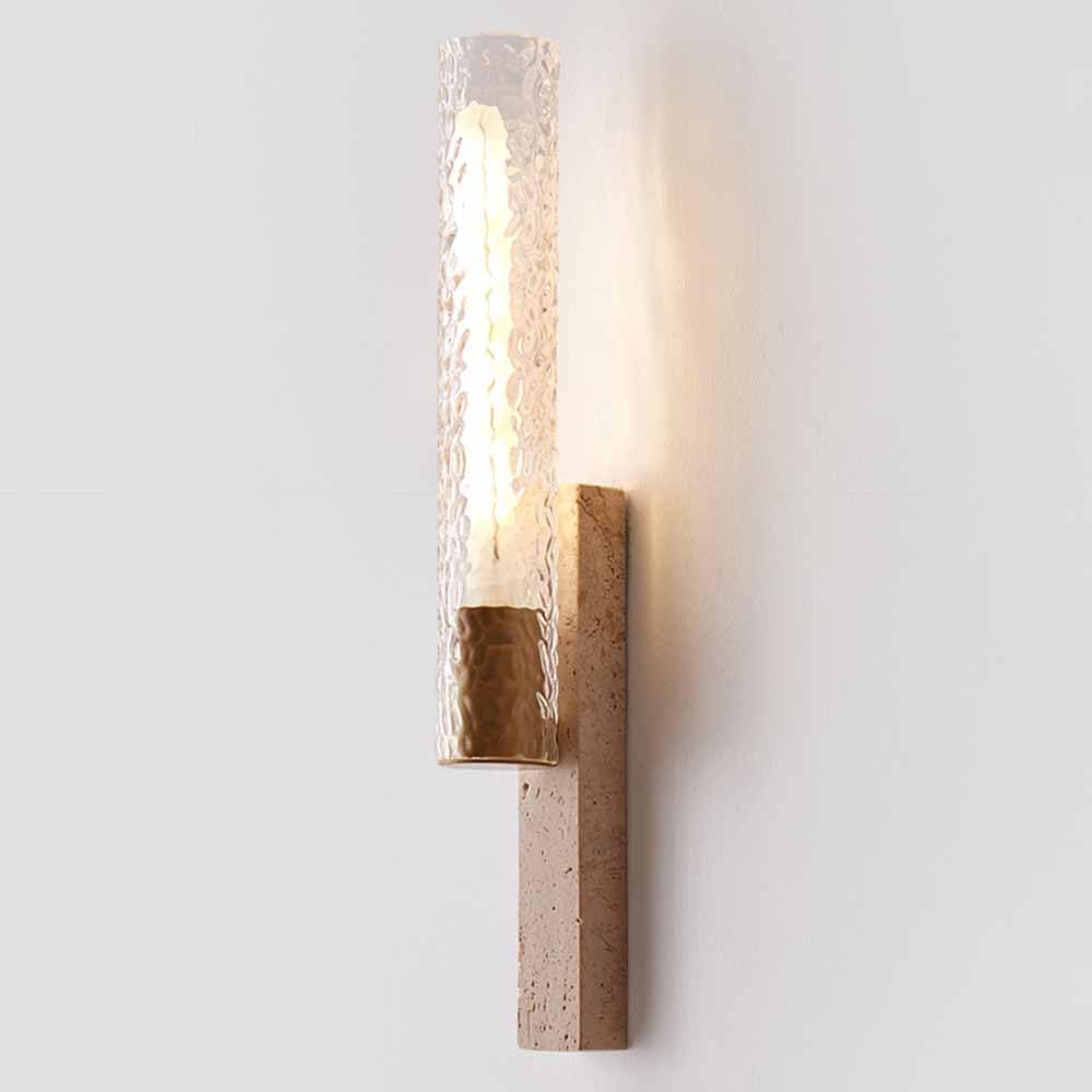Lámpara con pantalla de vidrio beige para iluminar y decorar dormitorios amplios
