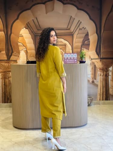 Image of Womens Cotton Slub 3 /4 Sleeves V Neck Co-Ord Set Featuring Floral Print Design On The Hem of The Sleeves and On The Pockets 2 Piece Ethnic Wear