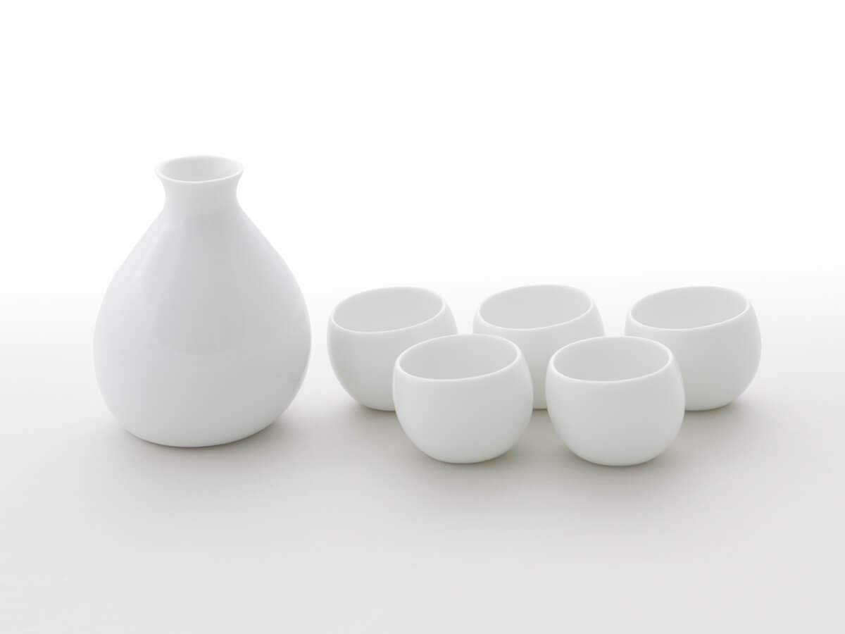 Original japanisches Sake Set Yuuki, Karaffe, ca. 400 ml, 5 Sake-Becher. Feinstes Porzellan, traditionelle Handarbeit, echte Unikate. Weiß, edle Transparenz, Design-Auszeichnungen, spülmaschinenfest