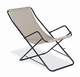 La chaise longue Bahama est un classique de la production EMU depuis 1978. Le tissu en tissu pour extérieur retombe doucement sur la structure à bascule. Le transat, en faisant un mouvement oscillatoire agréable, améliore les moments de détente. Structure en acier tubulaire traité avec le système de protection 