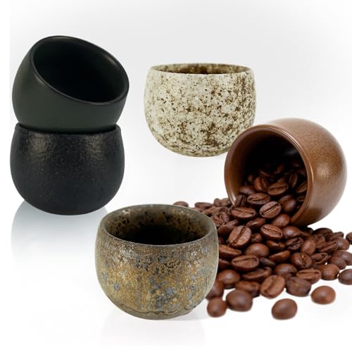 Regala calidad con este juego de 5 tazas de espresso de gres. Material premium y diseño exquisito para tu hogar. Ideales para café, té y postres. Fáciles de limpiar y perfectas para cualquier ocasión especial.