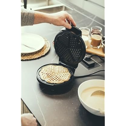 SEVERIN Waffeleisen, Waffelbackgerät mit Antihaftbeschichtung für klassische Herzwaffeln, platzsparend und praktisch, ca. 1.300 W Leistung, schwarz/Edelstal, WA 2103 – Bild 6