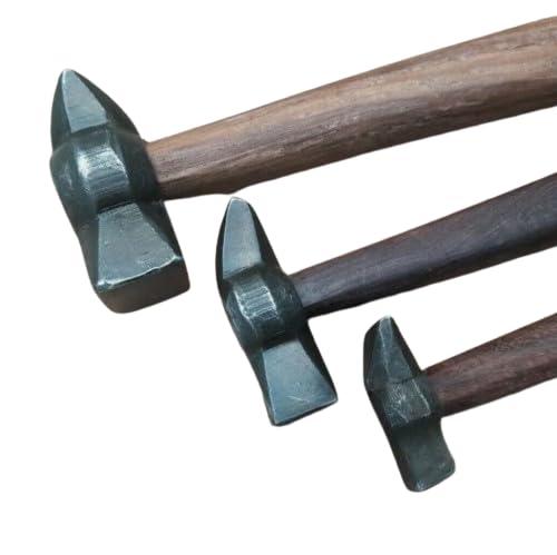 Marteau en fer noir traditionnel et manche en bois noble